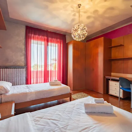 Luxury With Swimming Pool - Free Parking & Wifi